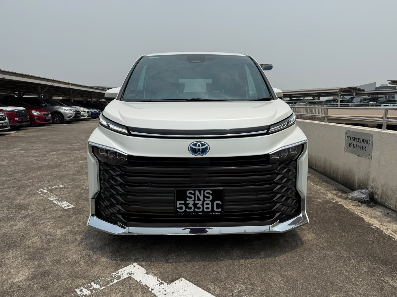 Toyota Voxy Hybrid 1.8 S-Z photo 3